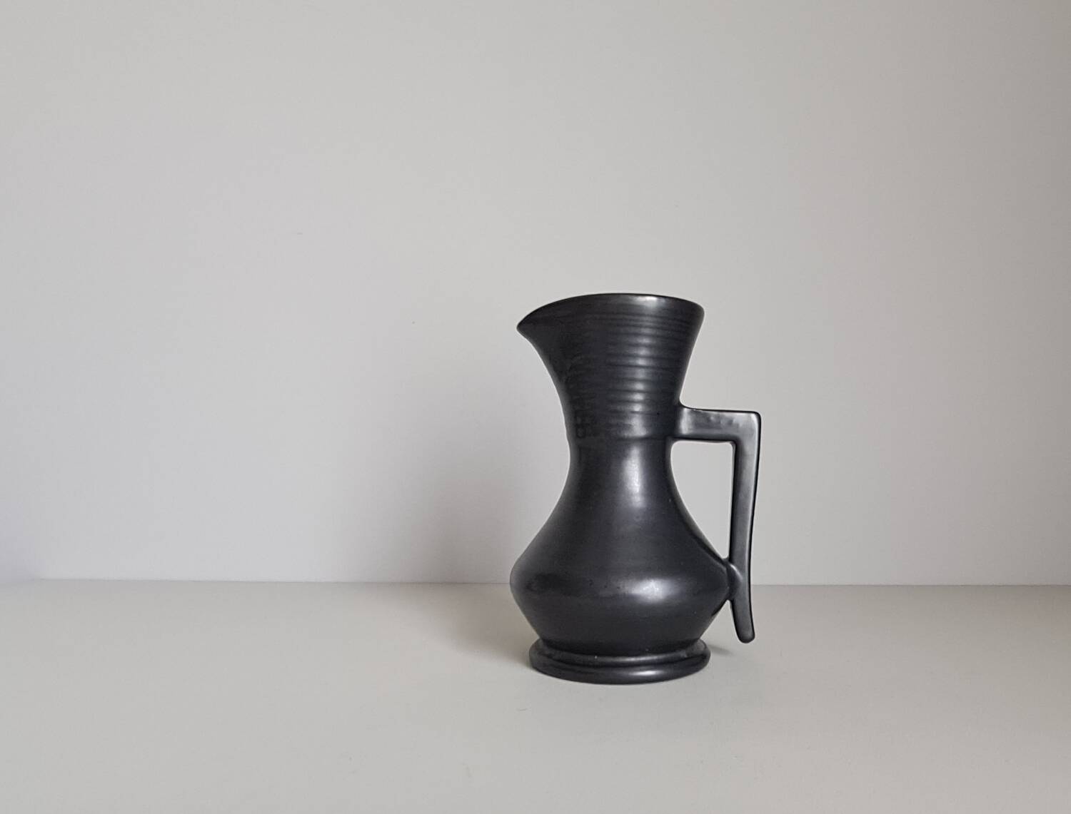 Modernist pitcher in black ceramic / handcrafted / vintage / France / 60s / mid-century / 20th century / kergonan