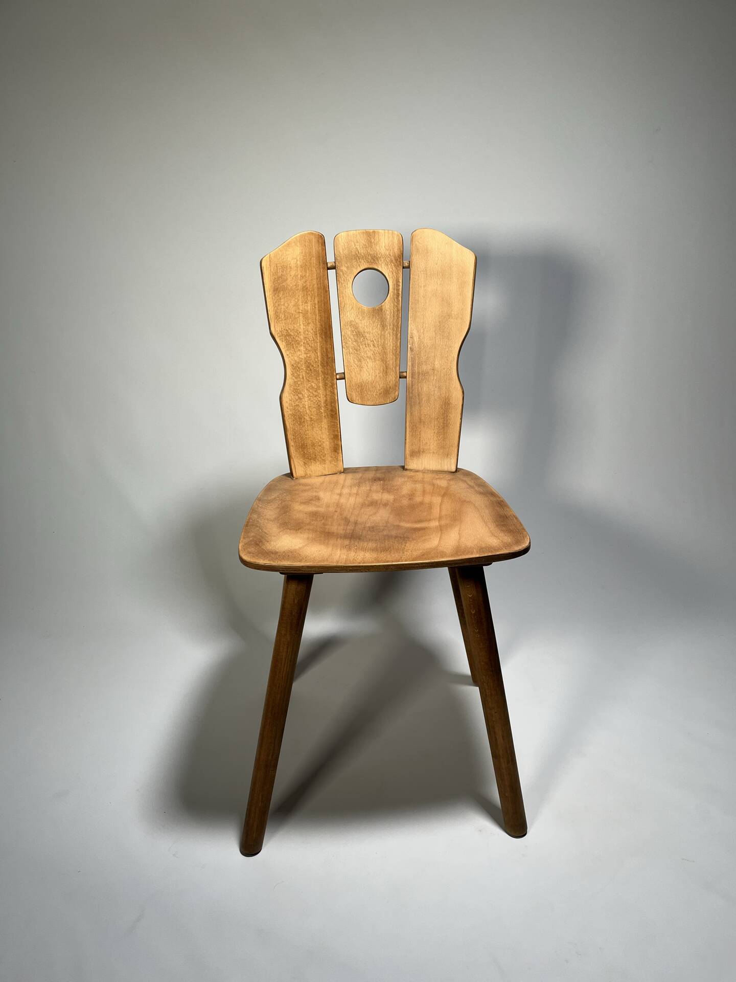 4 chaises de ferme brutalistes scandinaves