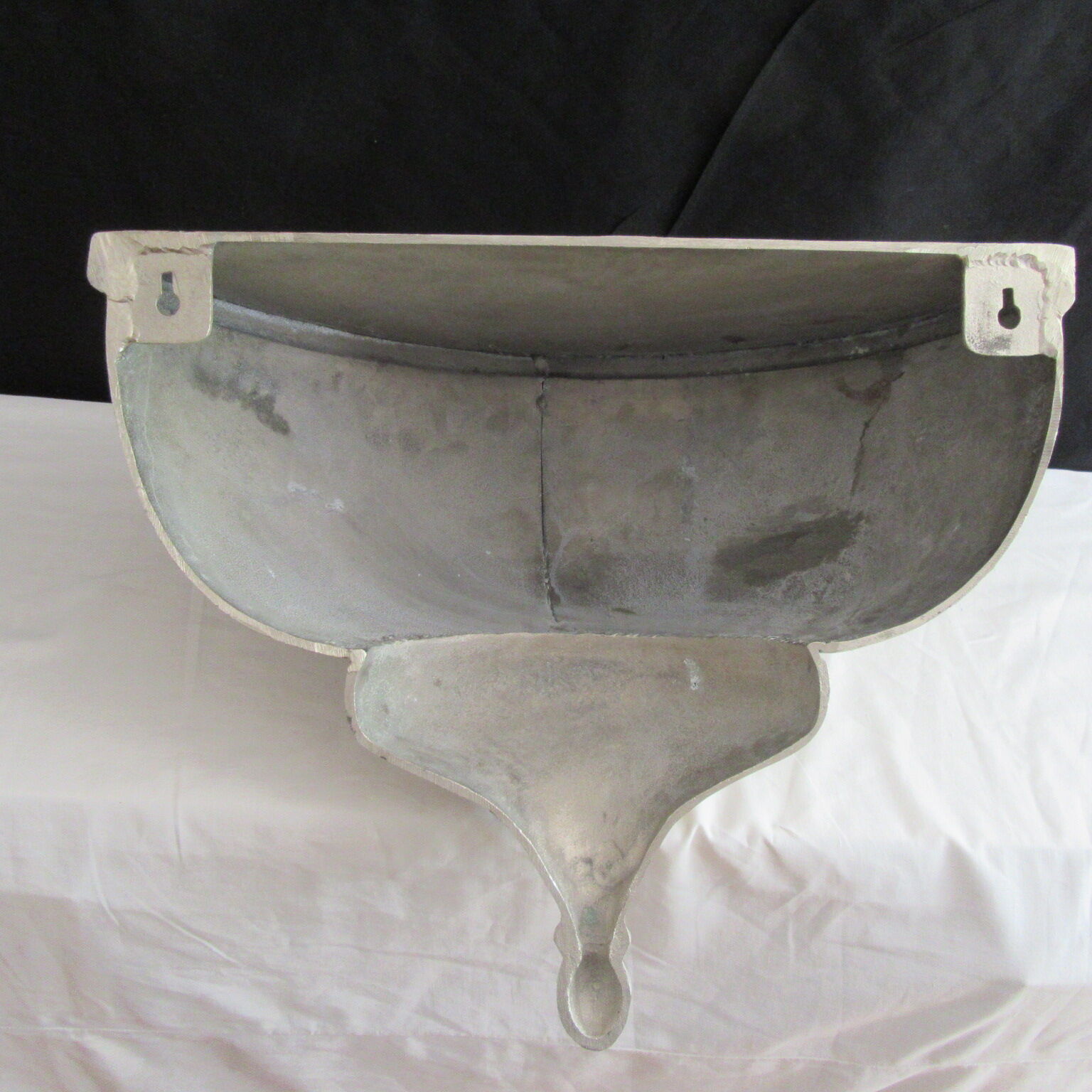 Modern aluminum cast-iron wall shelf