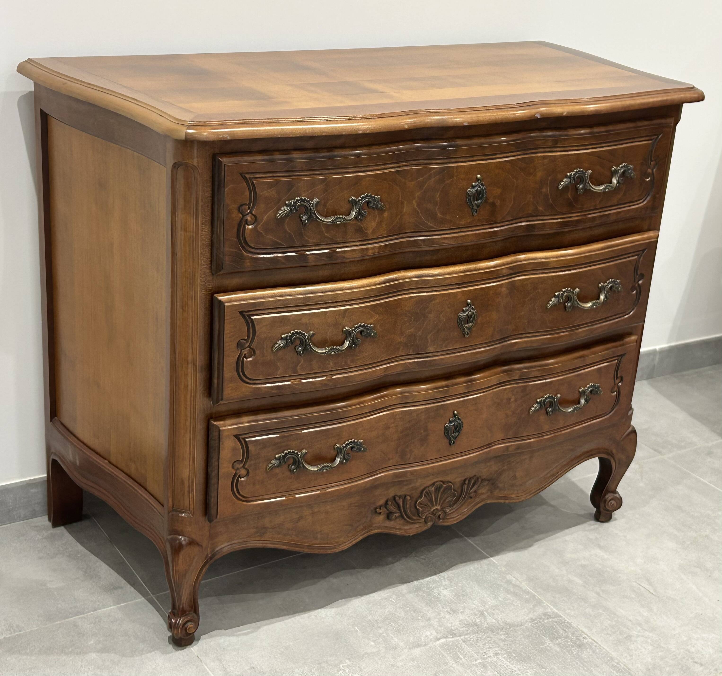 Commode de style Louis XV en bois naturel