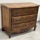 Commode de style Louis XV en bois naturel