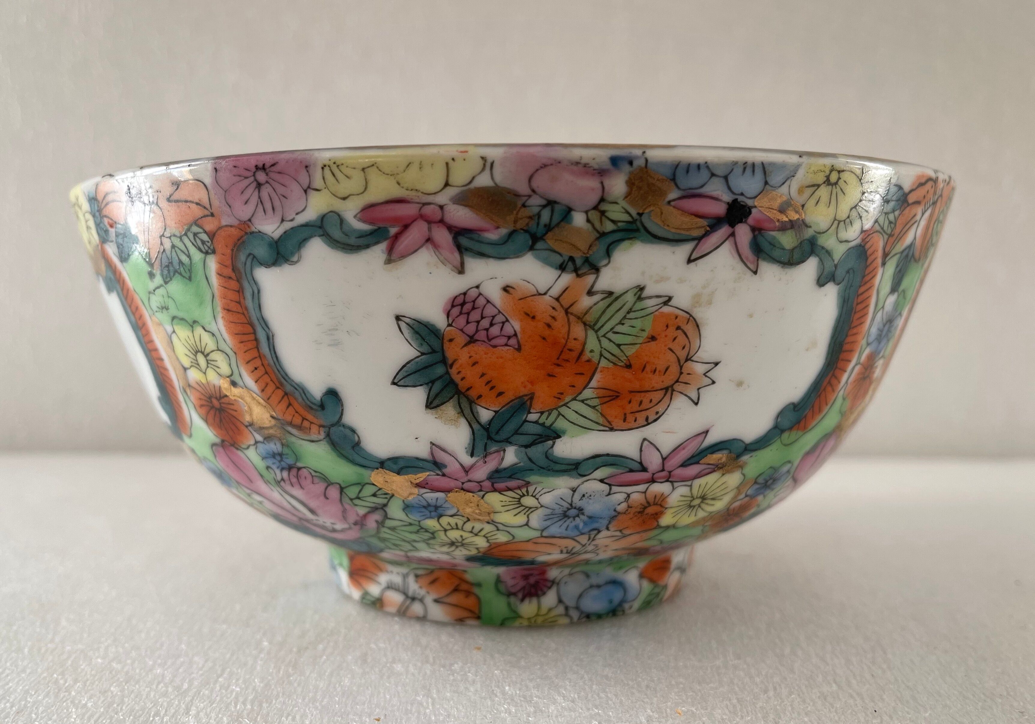 China Canton large porcelain bowl with polychrome decoration nineteenth