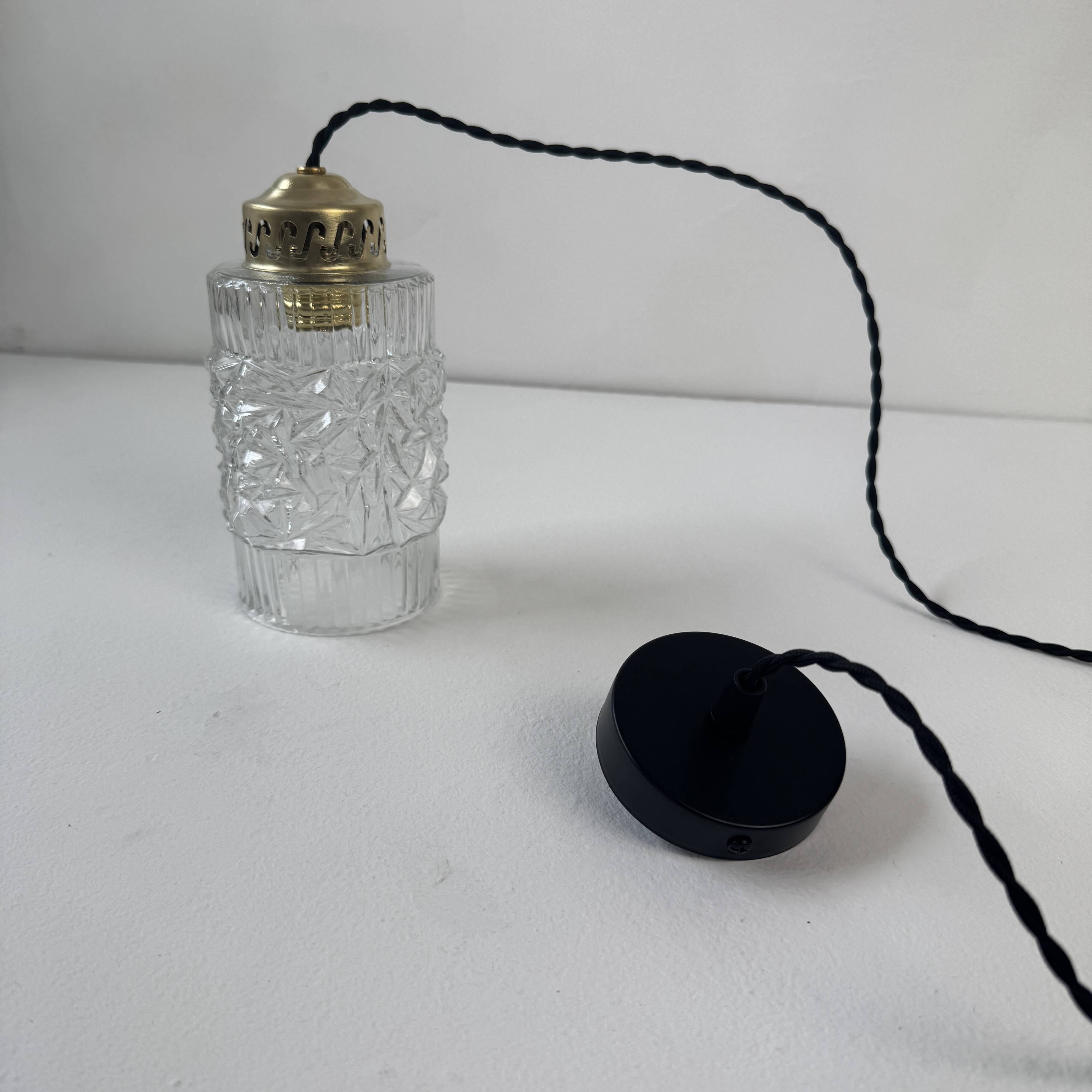 Paire d’anciennes suspensions en verre vintage