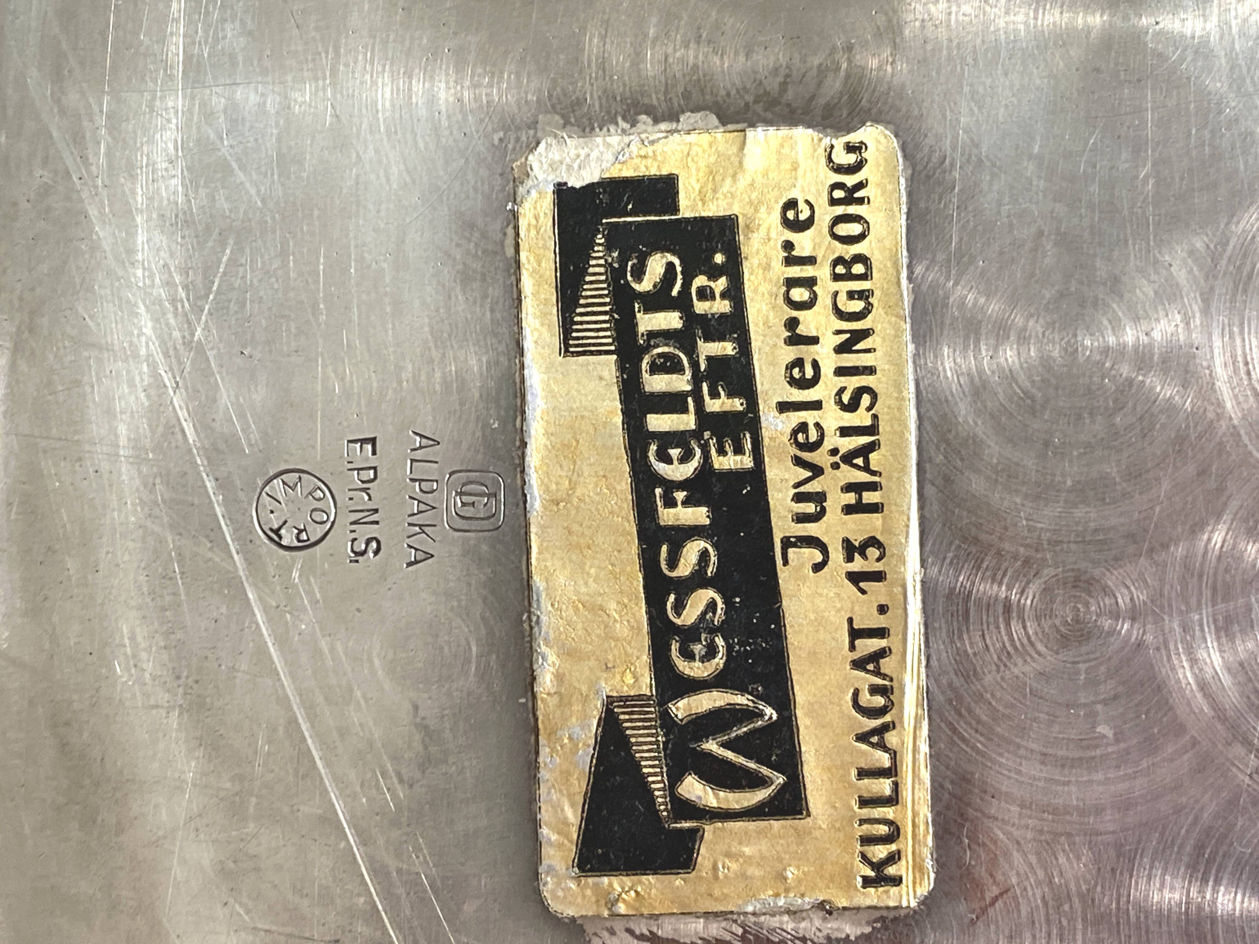 Chiseled serving tray with crossed ribbons in English silver-plated metal