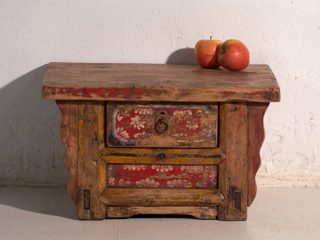 Table basse ancienne peinte en bois d’orme – Chine, vers 1900