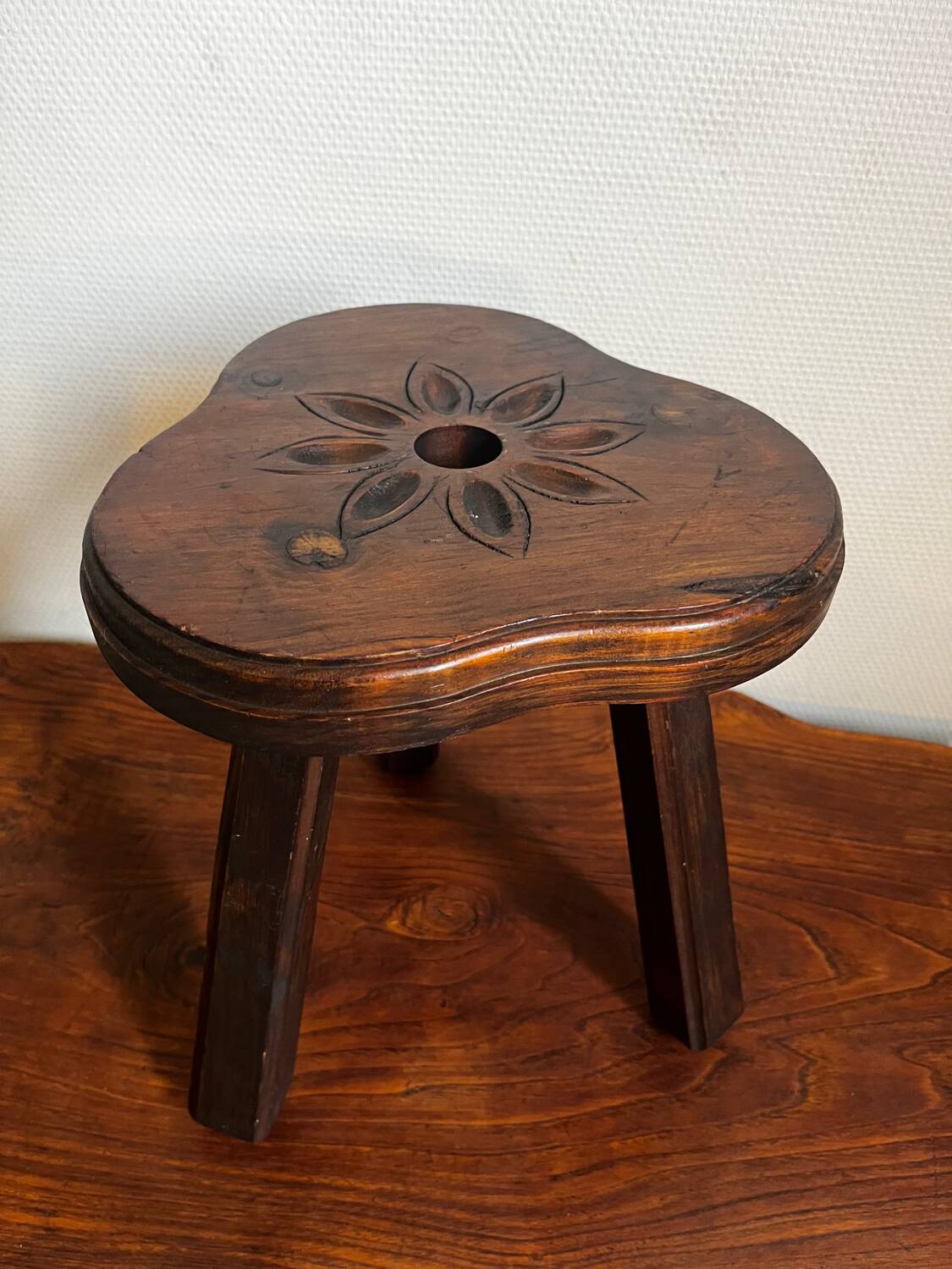 Tabouret tripode en bois sculpté