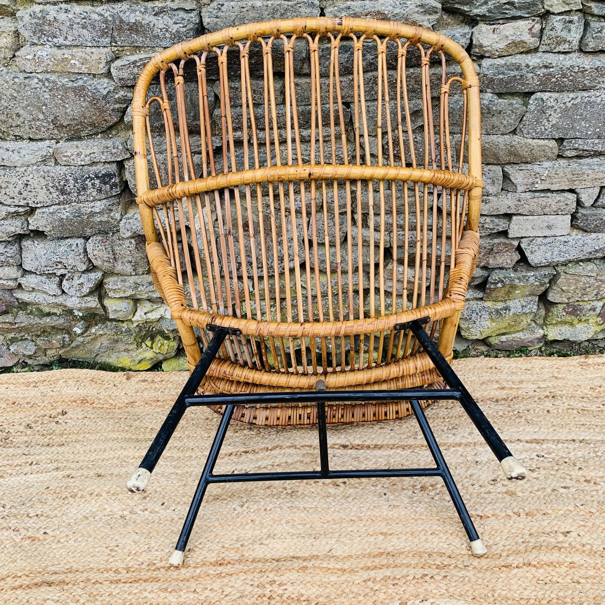 Fauteuil en rotin et piétement en métal noir 1960
