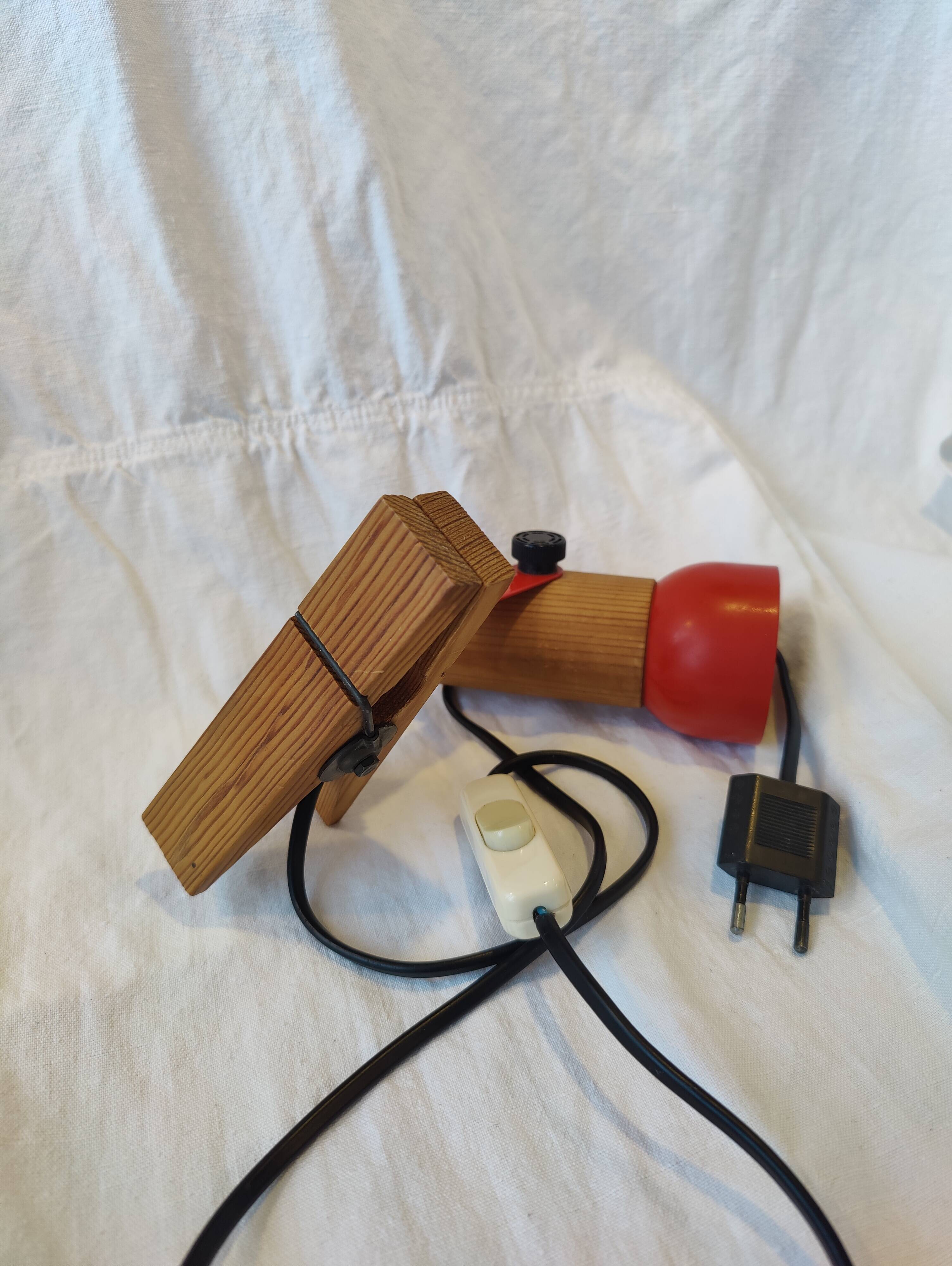 Spot vintage à pince bois et métal rouge