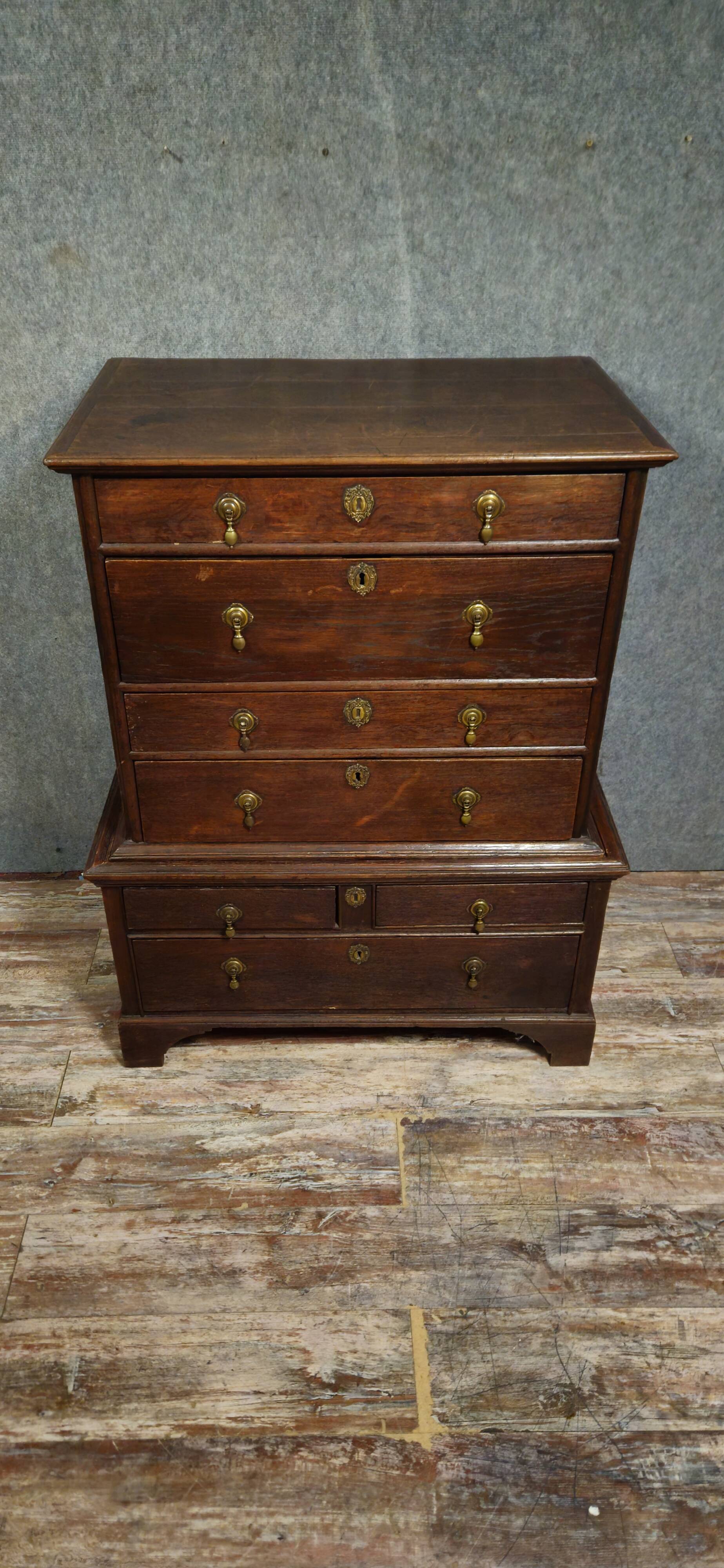 Cabinet - Commode  / chiffonnier ancien en bois massif, XIXᵉ siècle