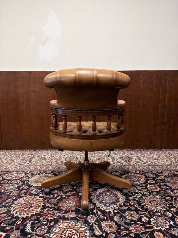 Chaise de bureau Chesterfield en anglais, chaise de capitaine.