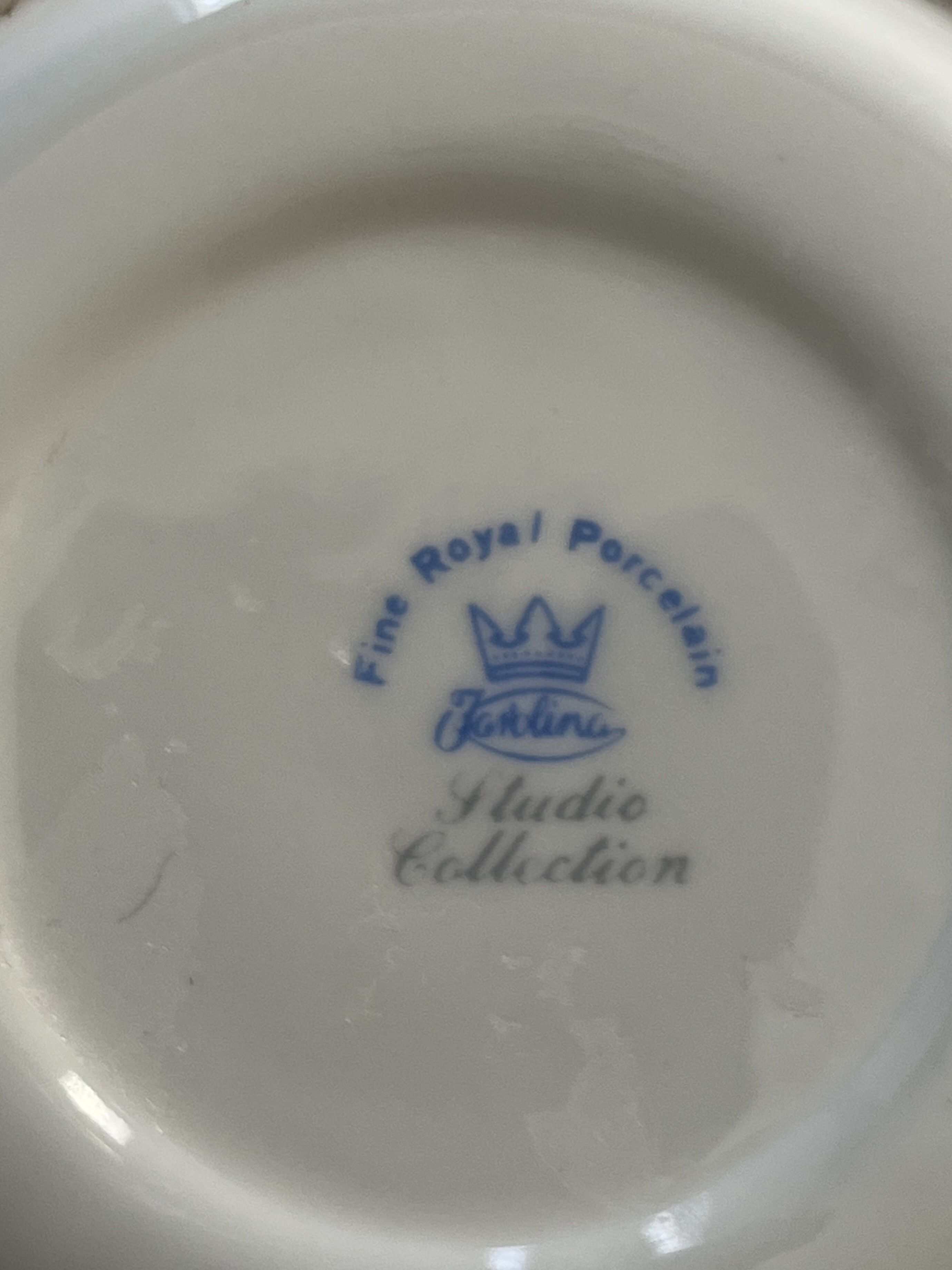 Set of 4 porcelain cups and sub-cups