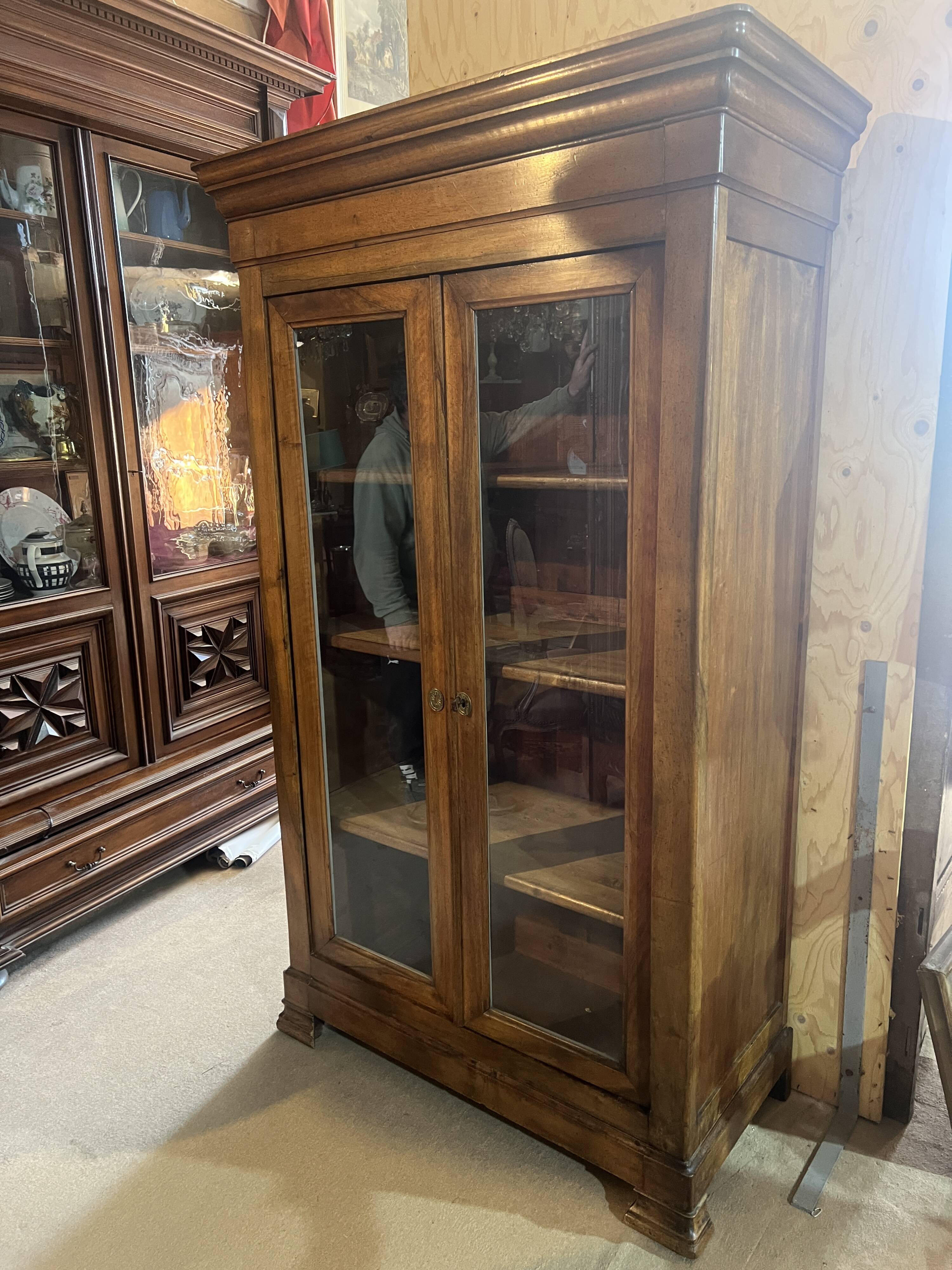 Two-door display cabinet in Louis Philippe style.