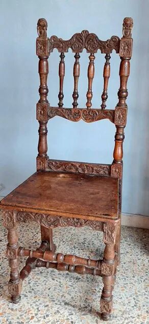 Paire rare de chaises sculptées, fabrication italienne du XVIIe siècle.