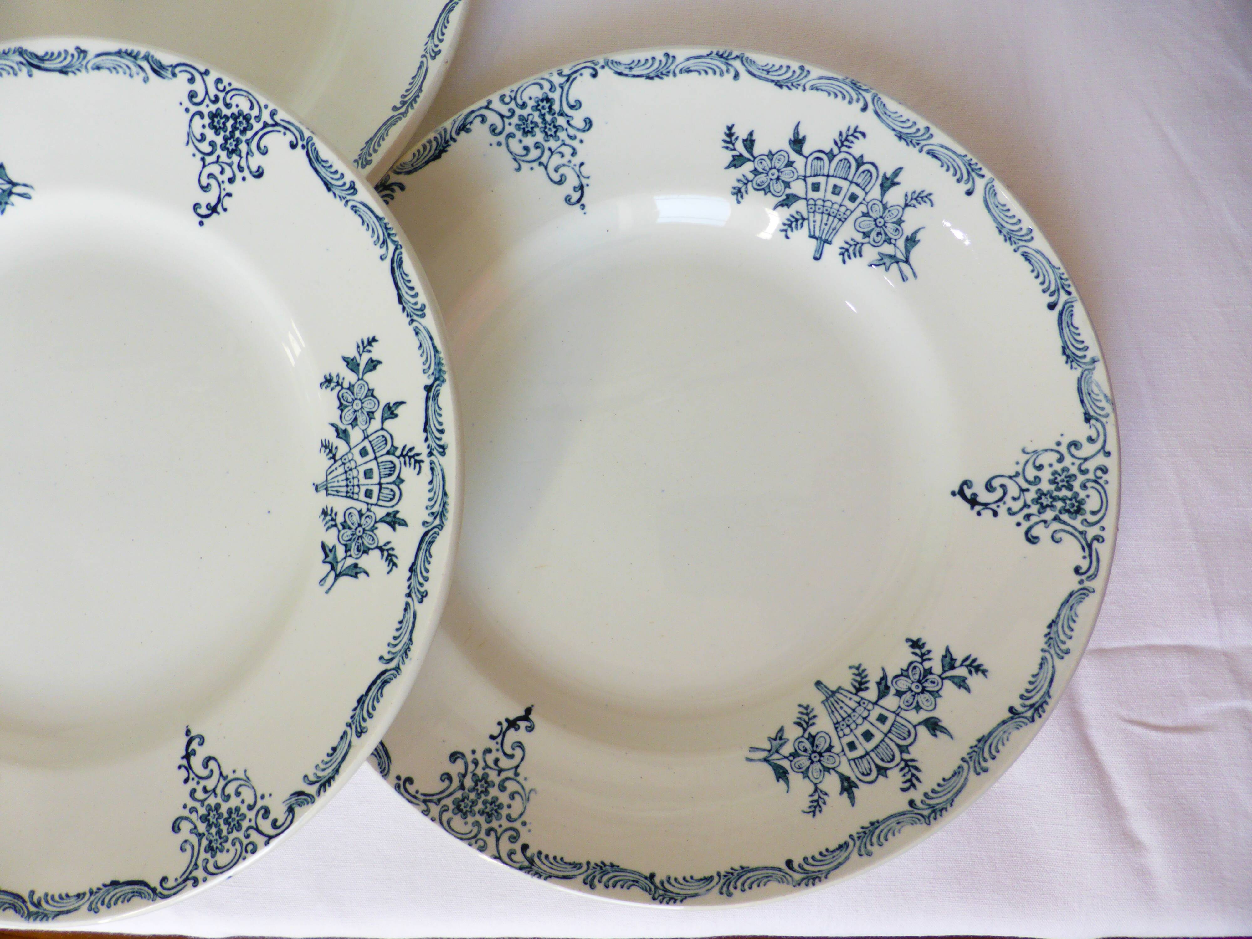 4 flat plates made of St Amand ironstone 220530