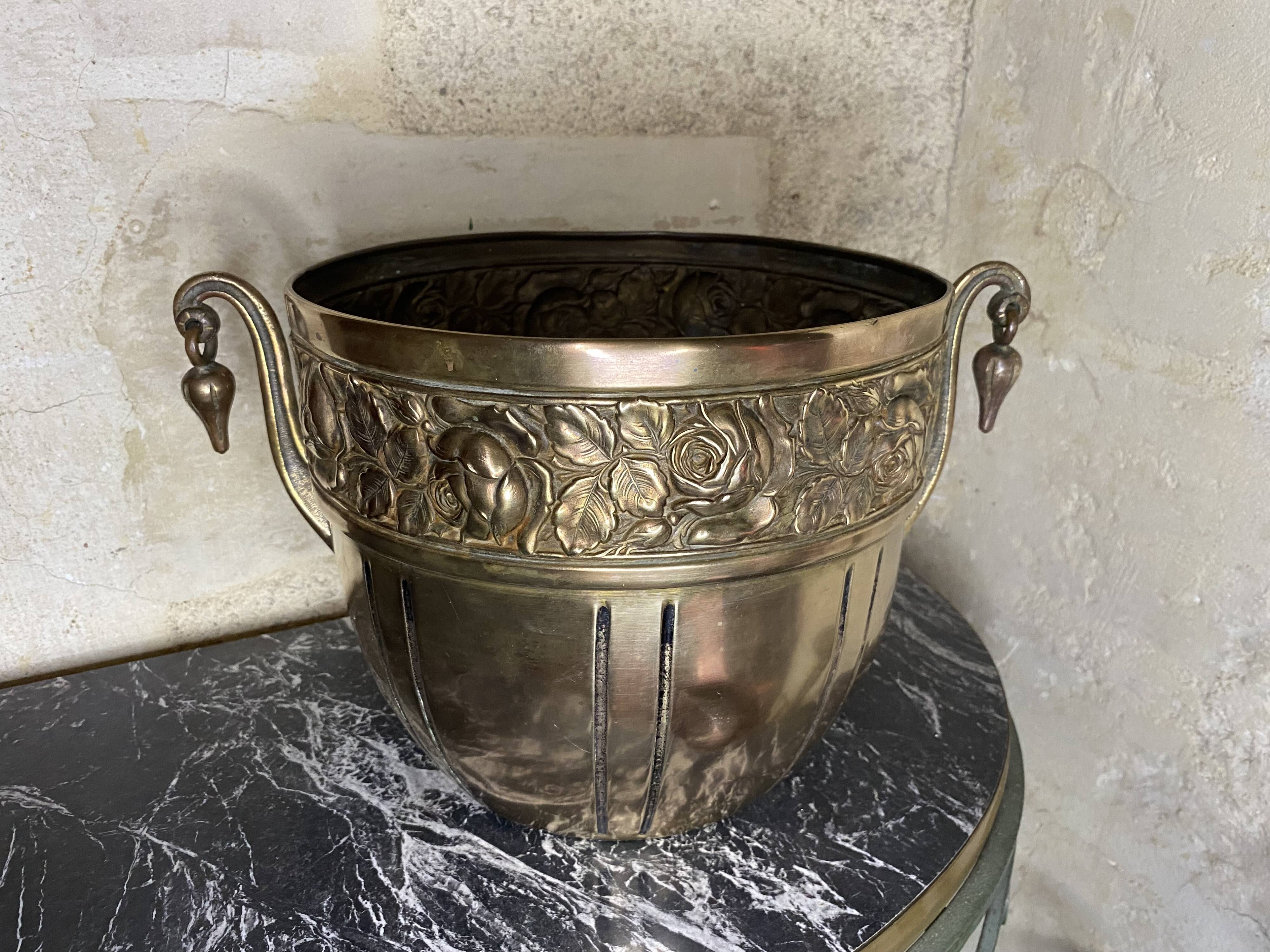 Art deco flowerpot