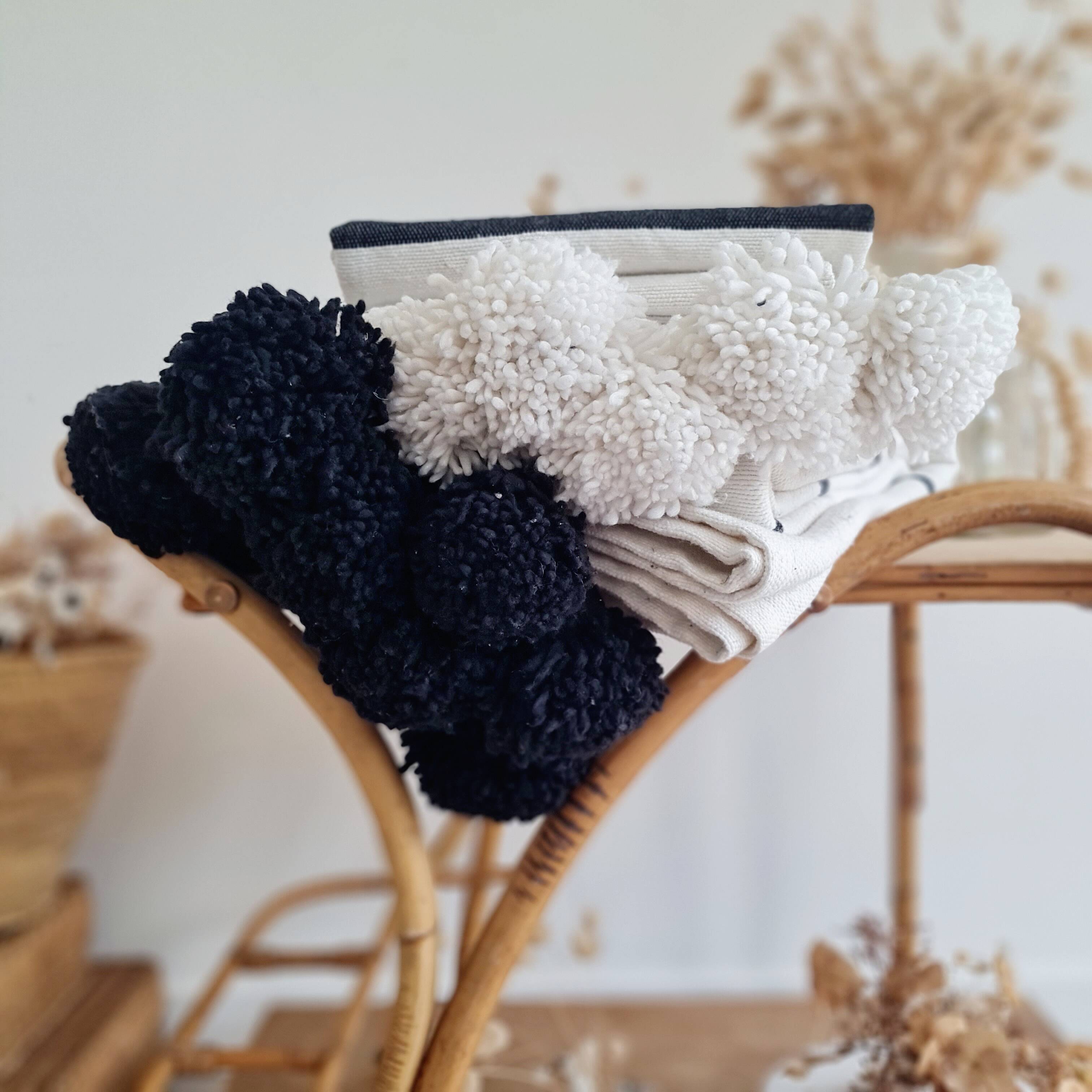 Plaid tissé main rayures noires pompons blancs