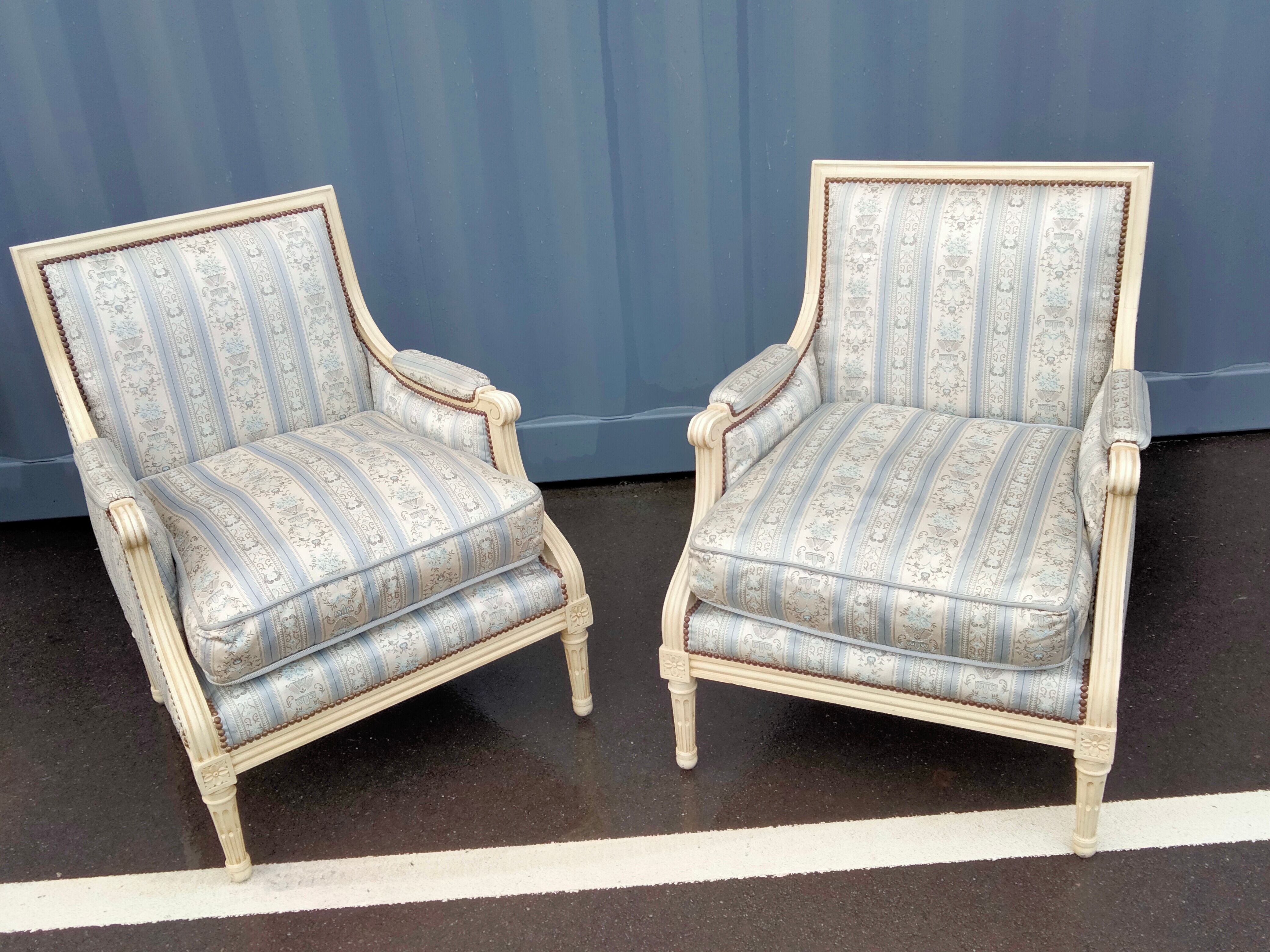 Paire de bergères fauteuils ancien style louis xvi vintage