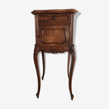 Selette table de chevet style Louis XV en bois marqueté et sculptés, avec un tiroir et une niche