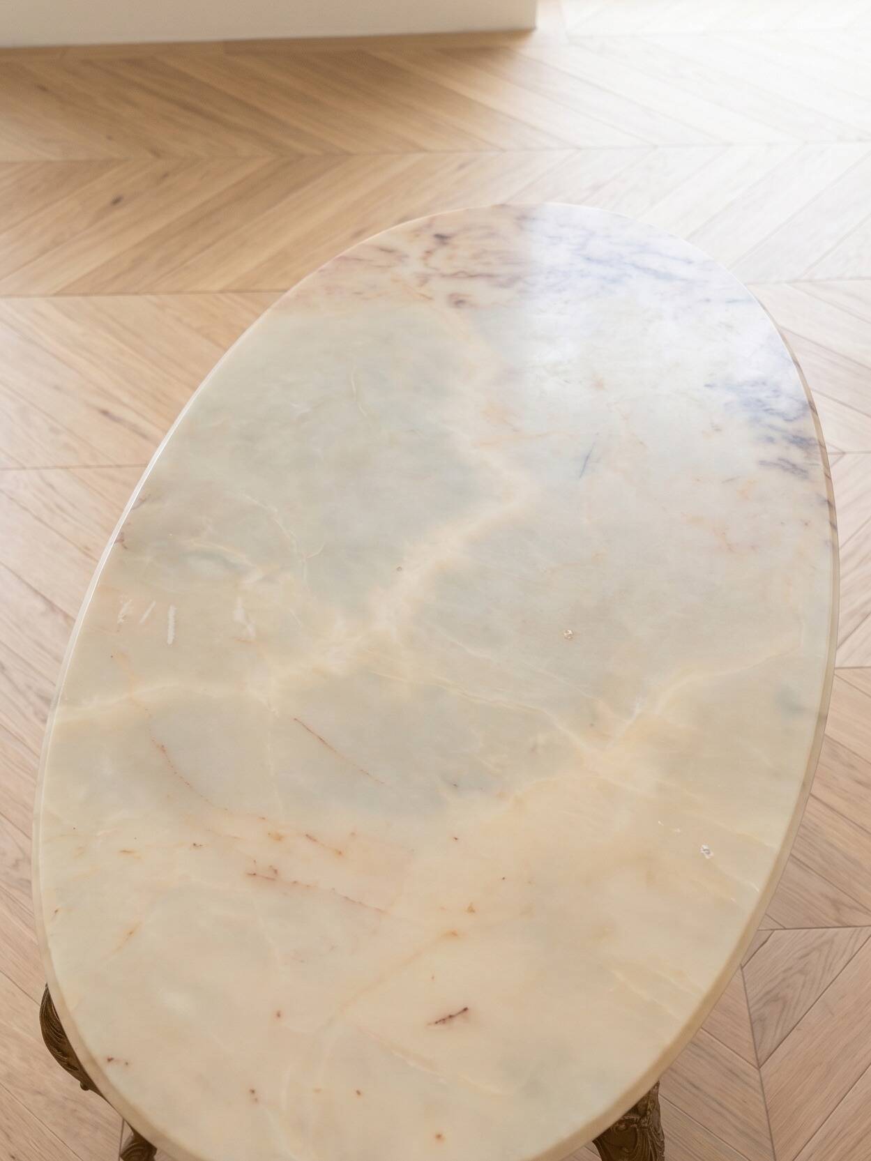 Vintage oval coffee table in marble and gold brass.
