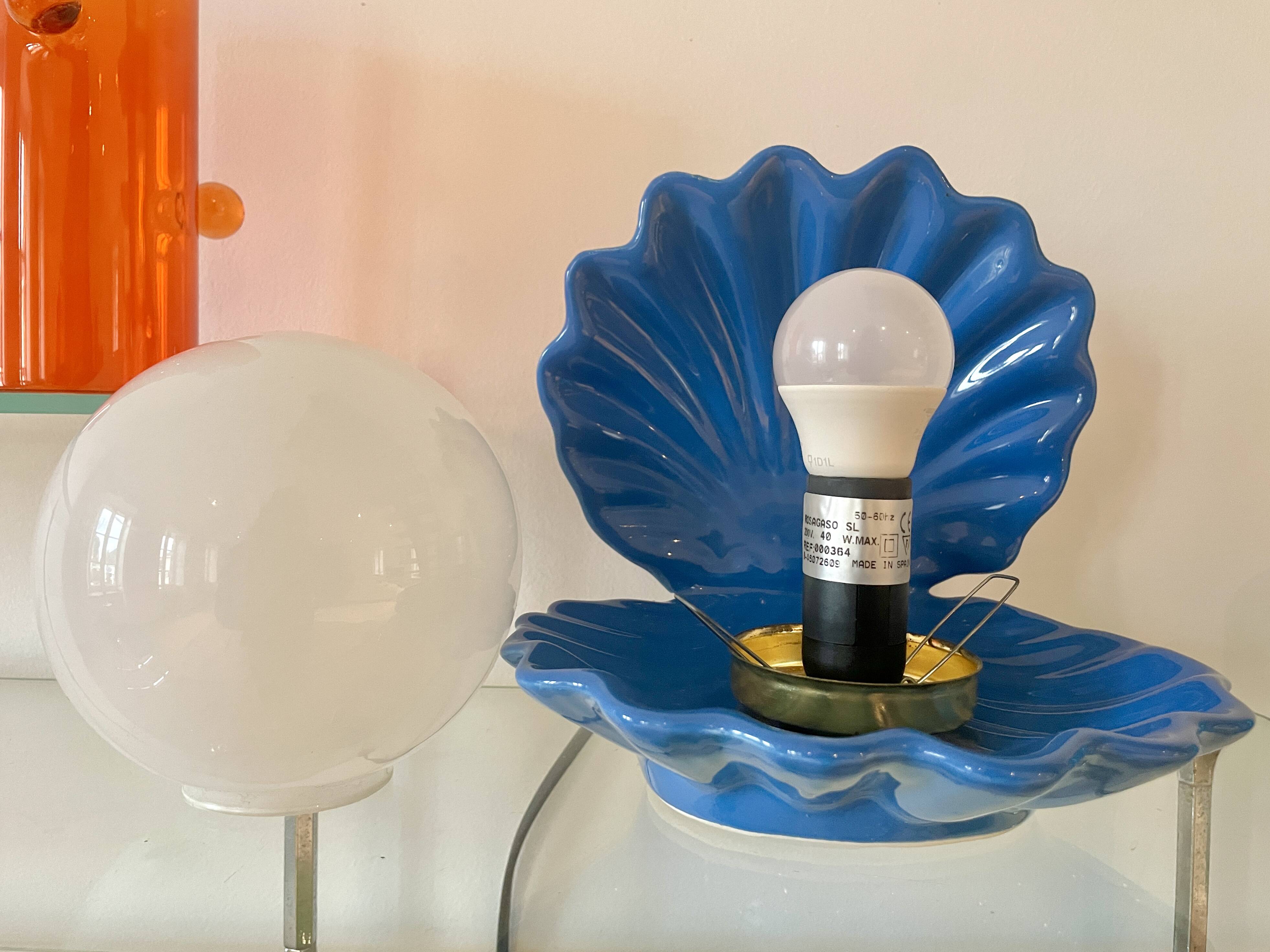 Lampe coquillage en céramique bleue