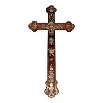 Croix Apostolique en bois d'acajou et incrustation de nacre, Tonkin XIXème