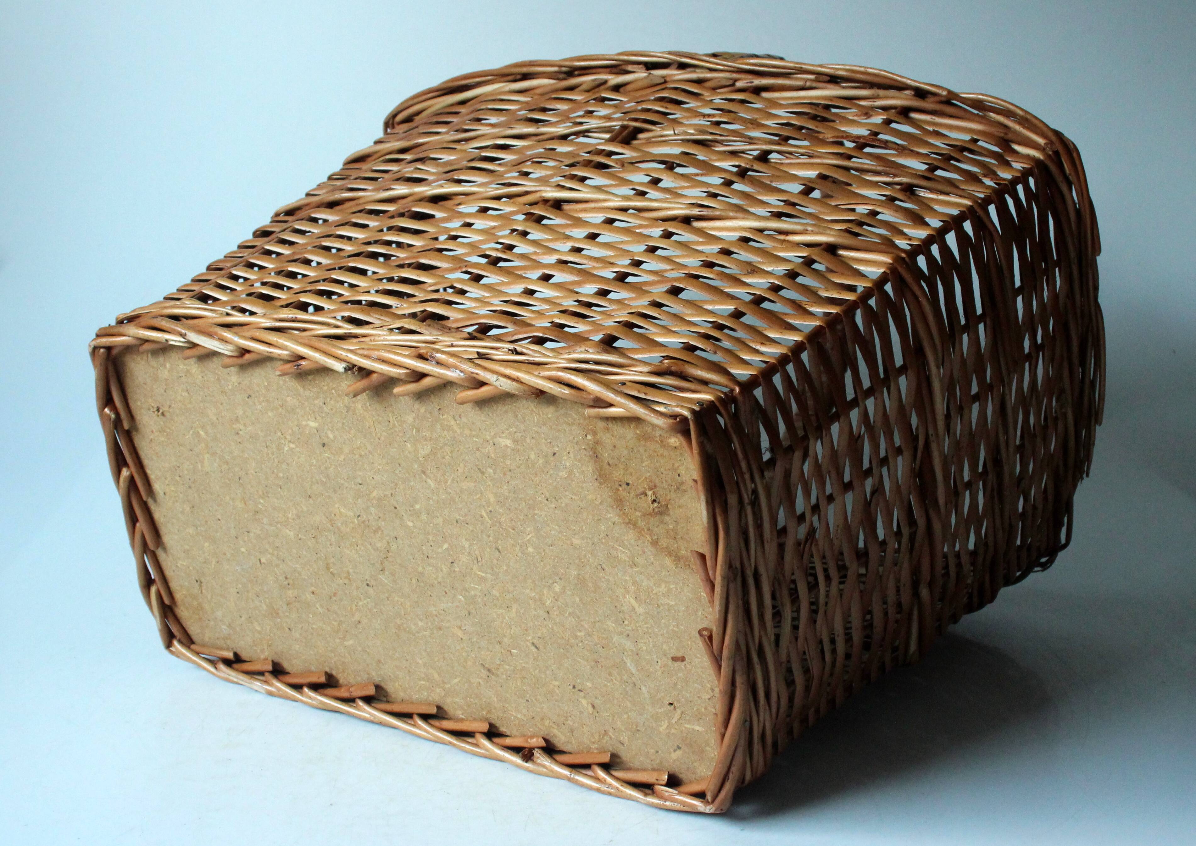 Panier en osier avec fond en bois tressé fait main vintage des années 1970