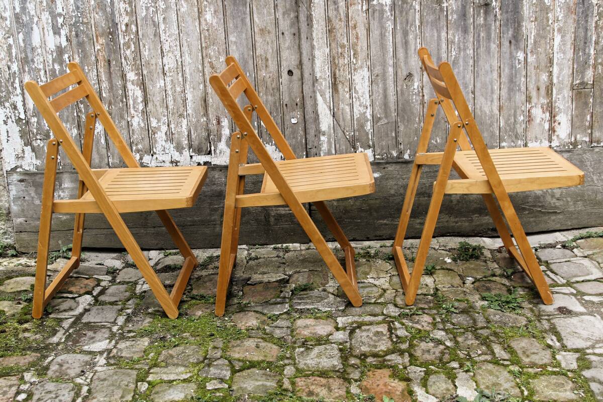 Set of 6 wooden folding chairs