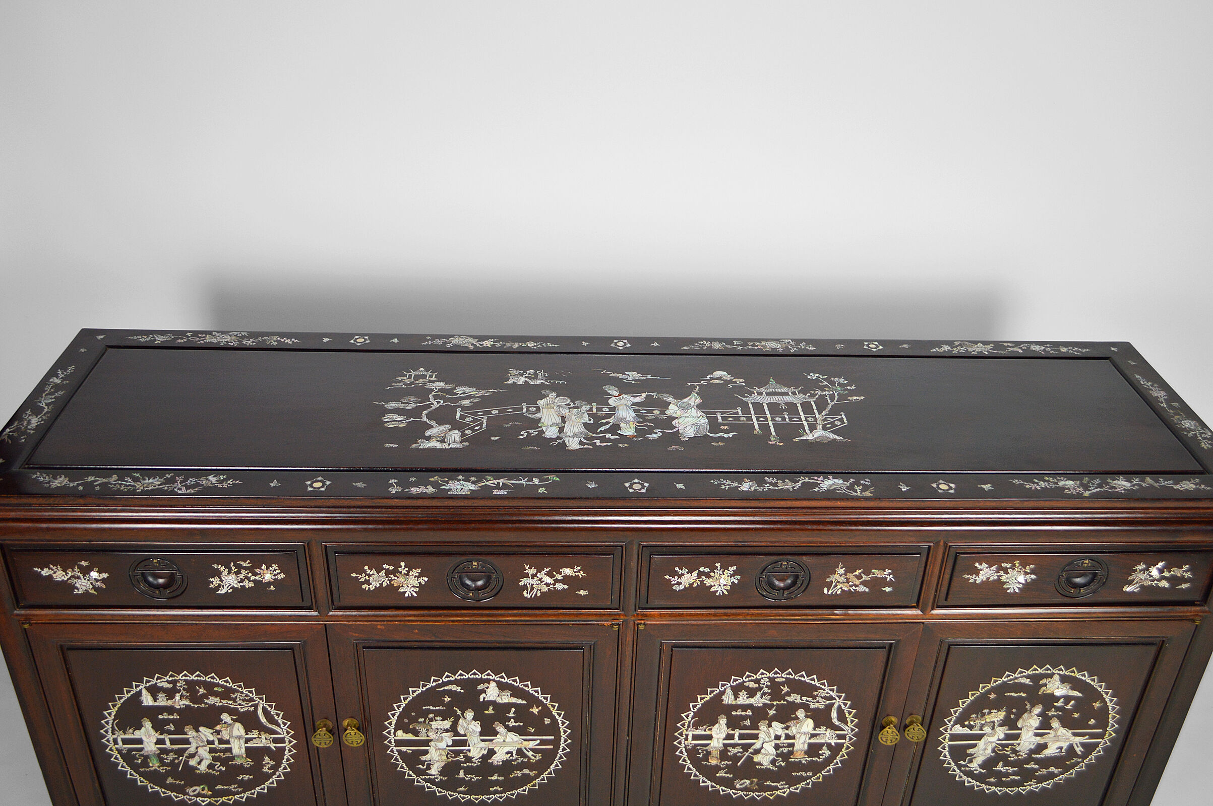 Enfilade en bois marqueté de nacre, asie, milieu xxe