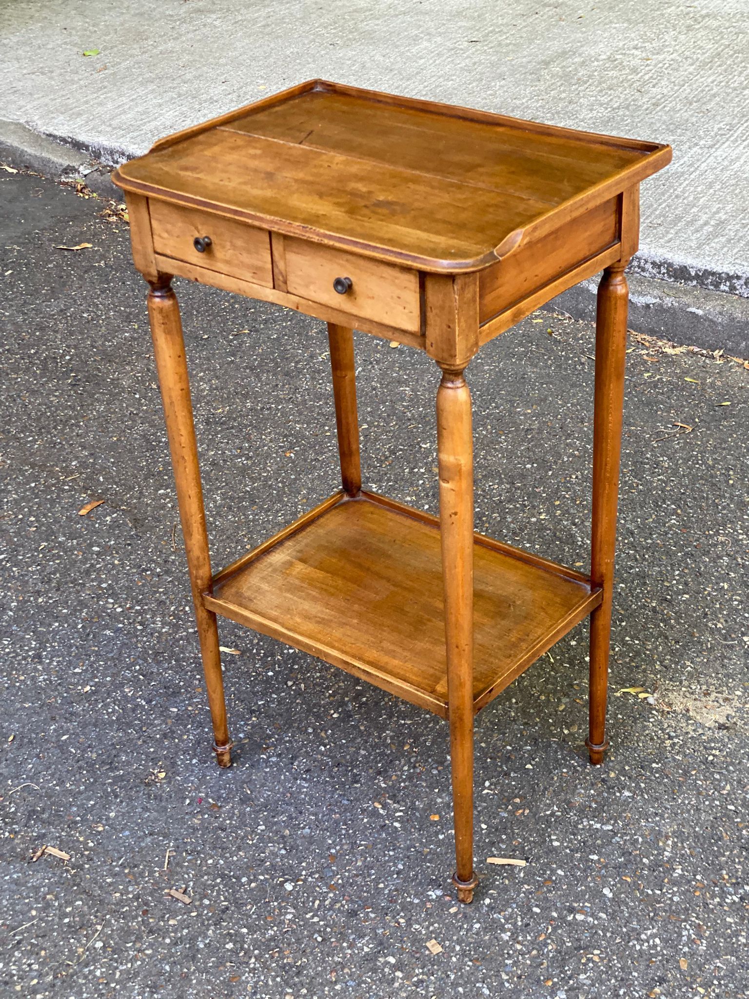 Table d'appoint Louis XVI en bois massif du XIXème siècle