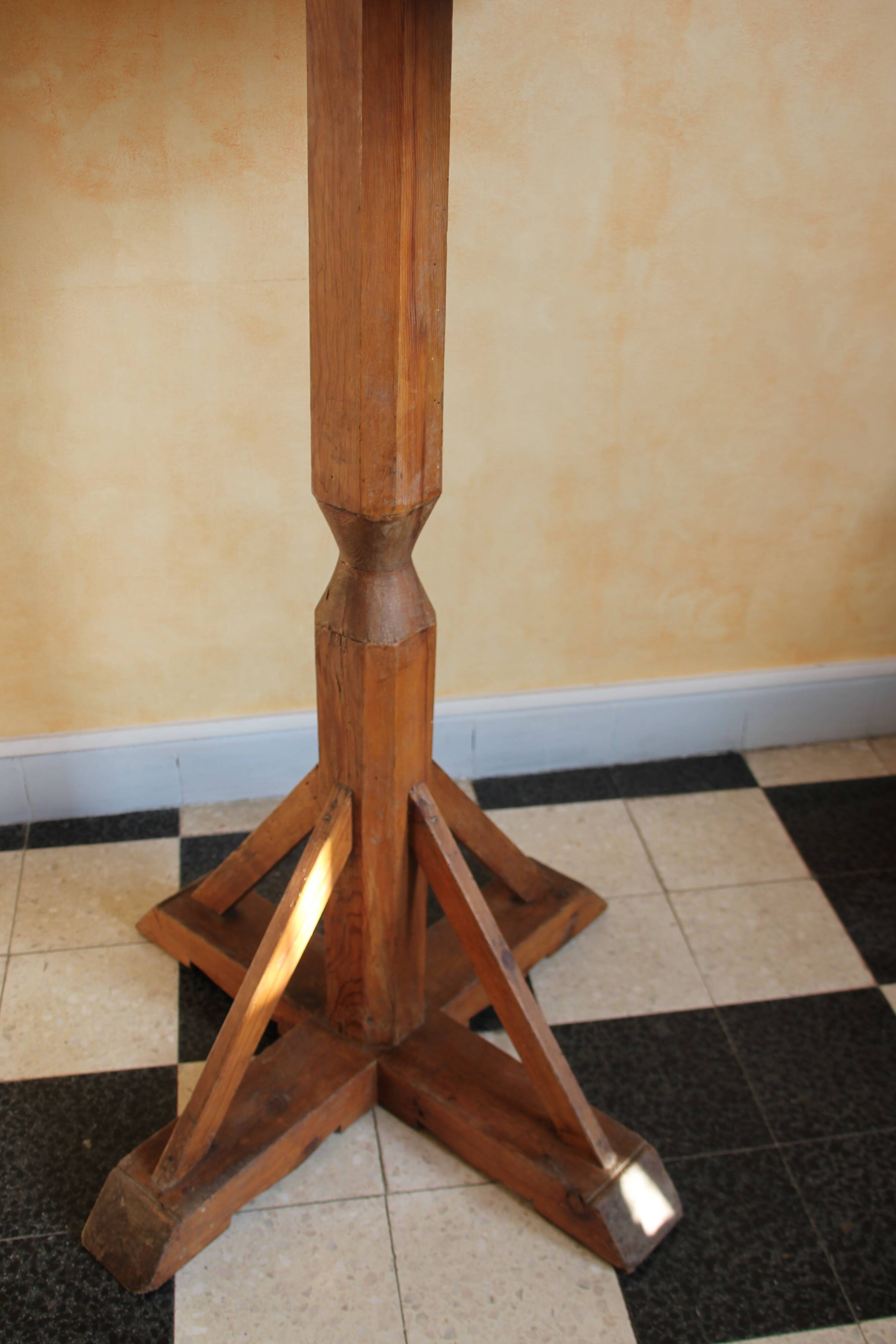 Light wood lectern unit on foot, 4 sides. Eighteenth century