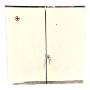 Armoire à pharmacie