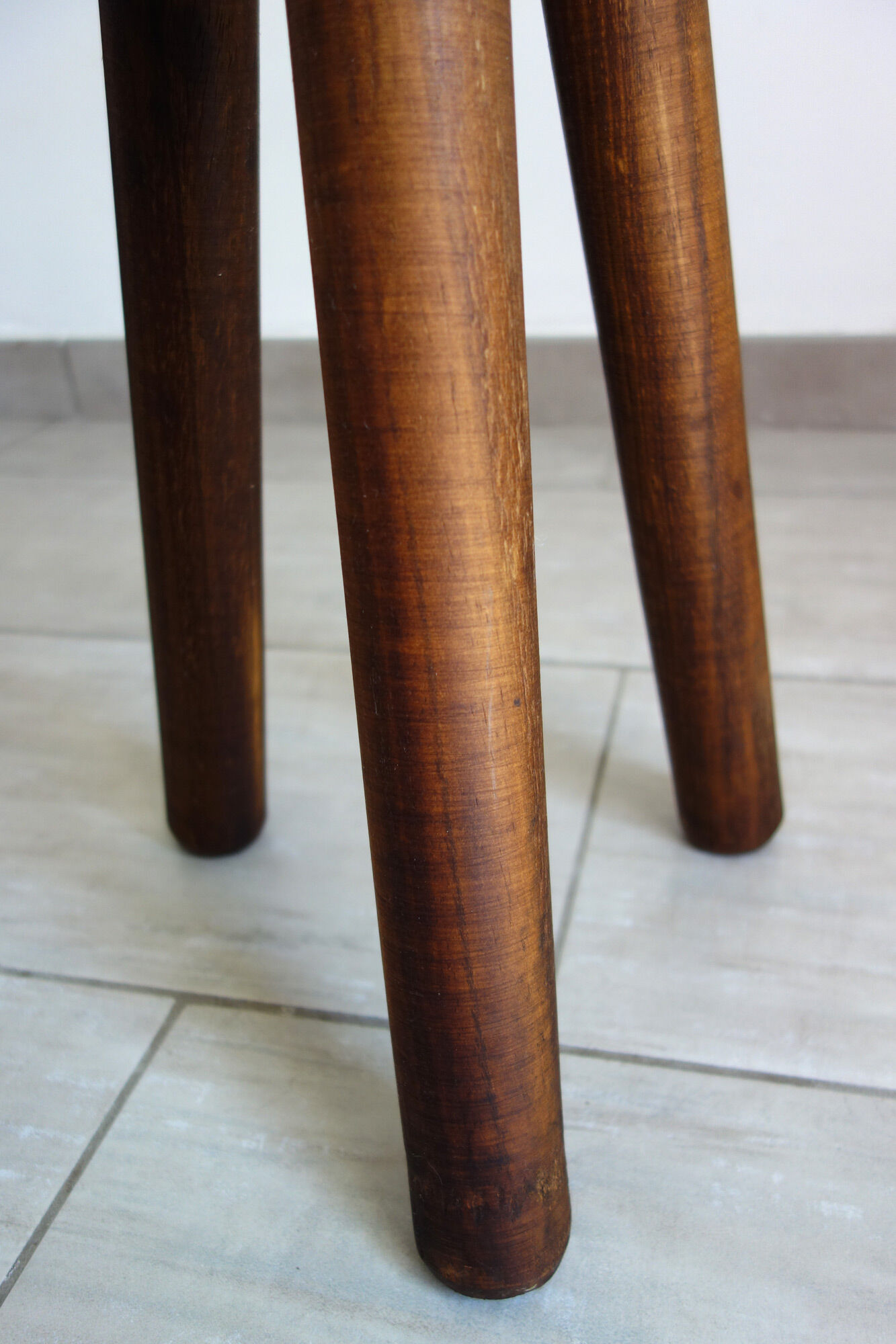 Tabouret tripode art populaire vintage