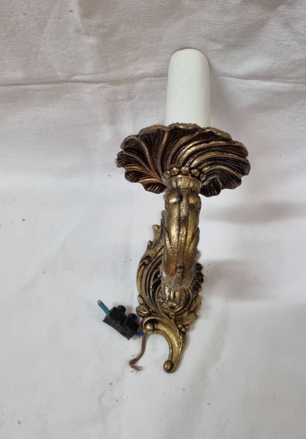 Baroque bronze wall lamp