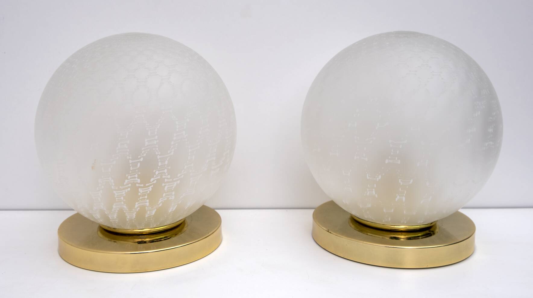 Paire de lampes de table boule en laiton et verre de Murano, style italien moderne du milieu du siècle