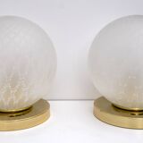 Paire de lampes de table boule en laiton et verre de Murano, style italien moderne du milieu du siècle