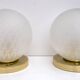 Paire de lampes de table boule en laiton et verre de Murano, style italien moderne du milieu du siècle