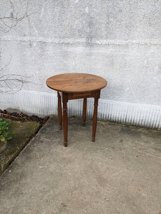 Small round table, pedestal table