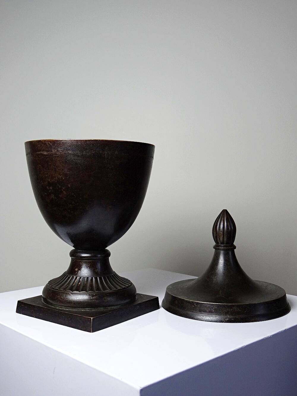 Covered cassolette in Empire style, patinated bronze, India, 1960s-1980s.