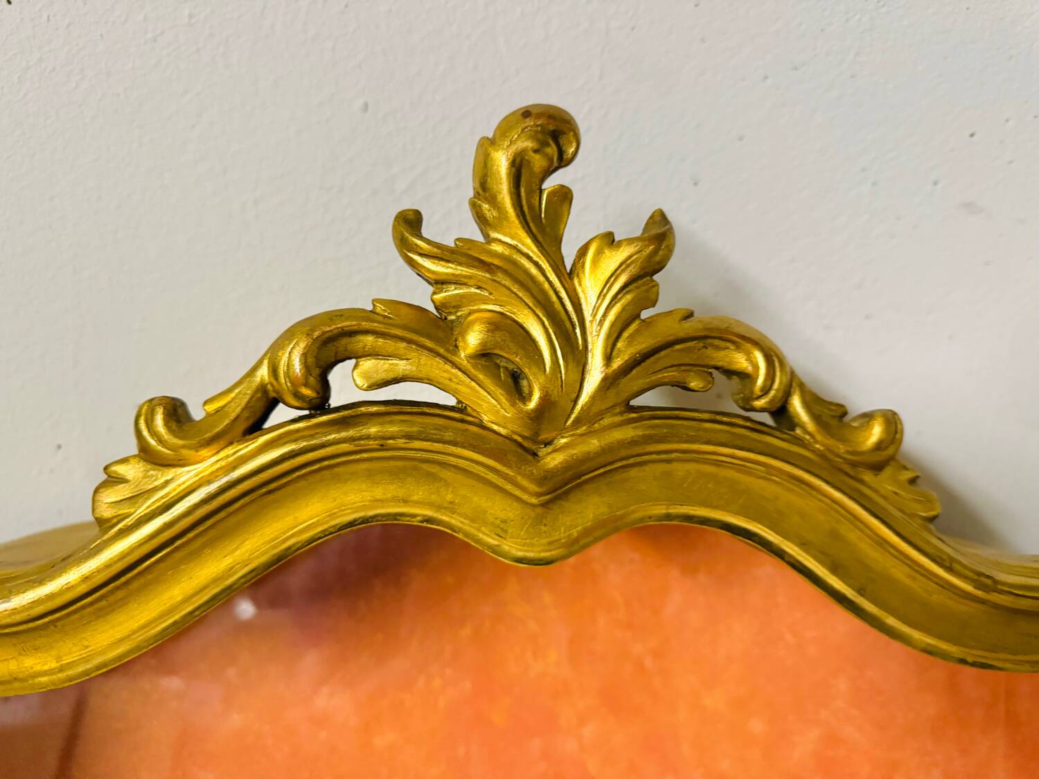 Vitrine murale de style Louis XV Rocaille Bois doré