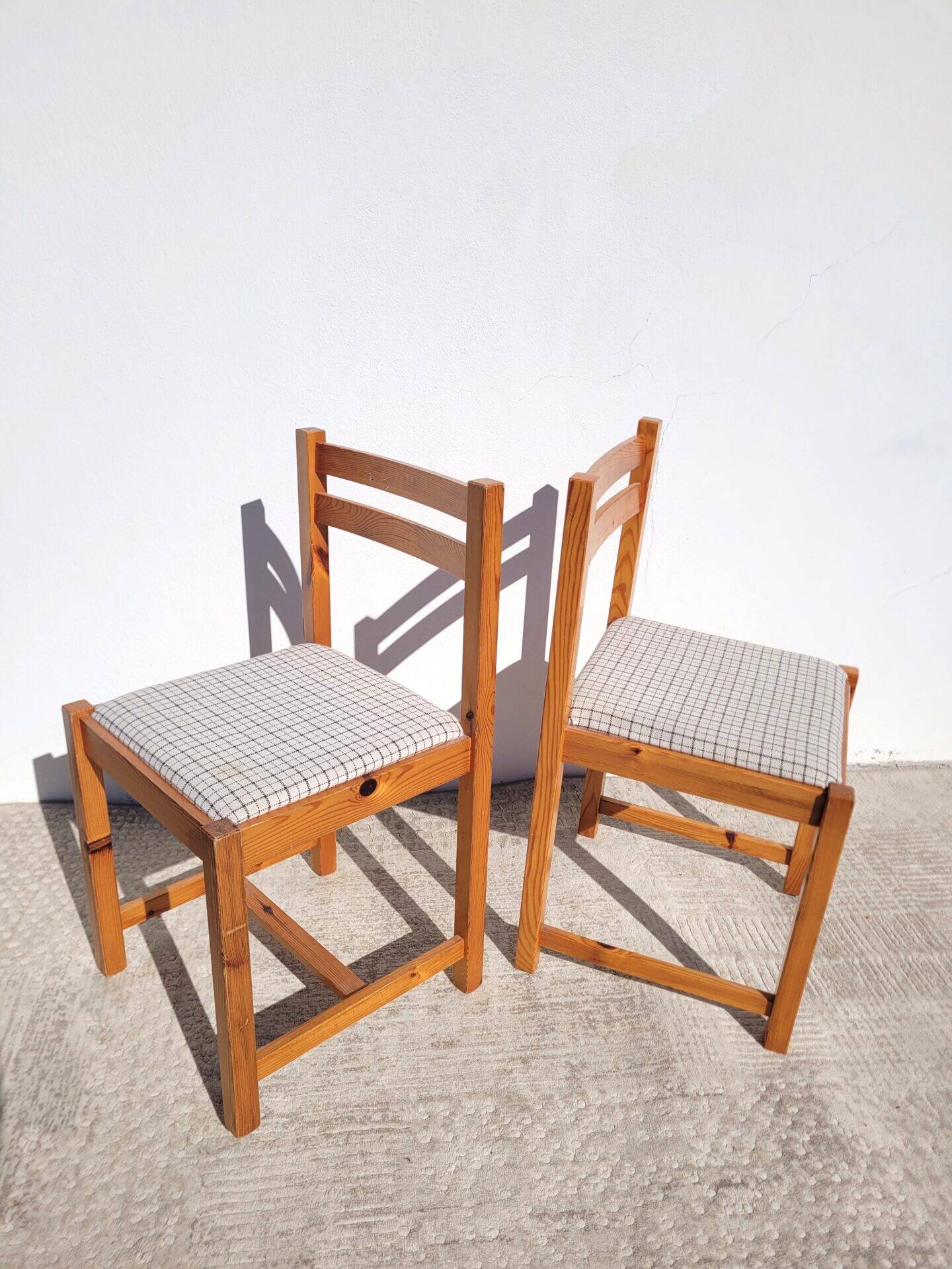 Pair of 80s chairs in pine and checked fabric