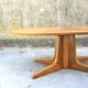 Table à système de forme ovale en noyer