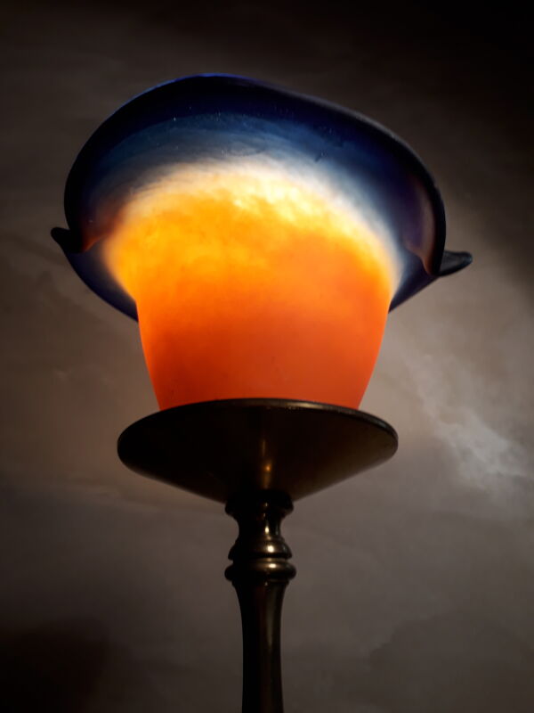 Lampe tripode bronze doré, tulipe pate de verre orange et bleu
