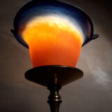 Lampe tripode bronze doré, tulipe pate de verre orange et bleu