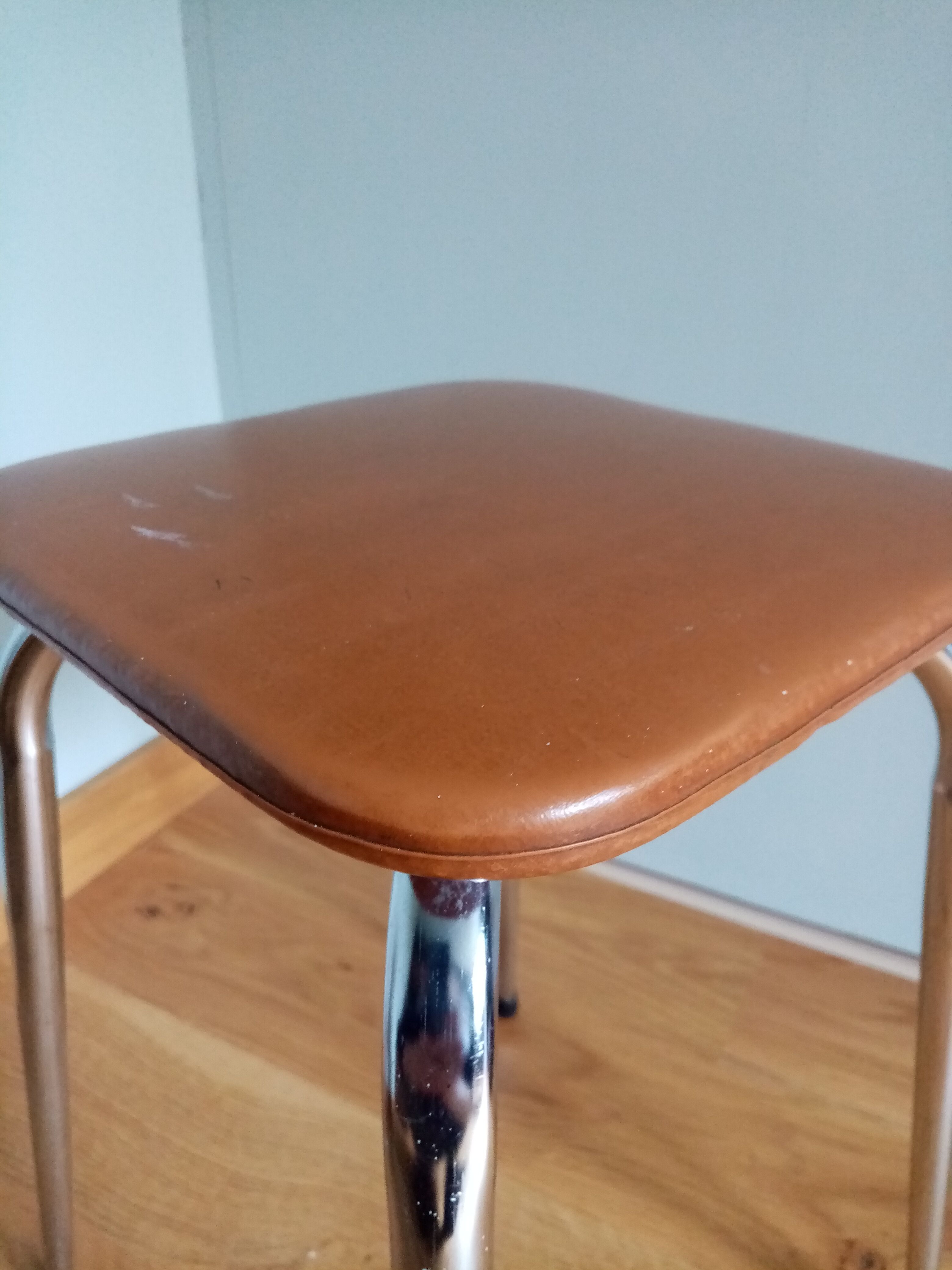 Caramel skaï stool and tapered feet in chrome metal