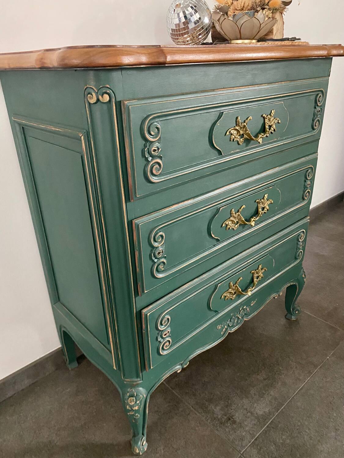 Commode bois massif relooké vert pinède patiné