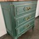 Commode bois massif relooké vert pinède patiné