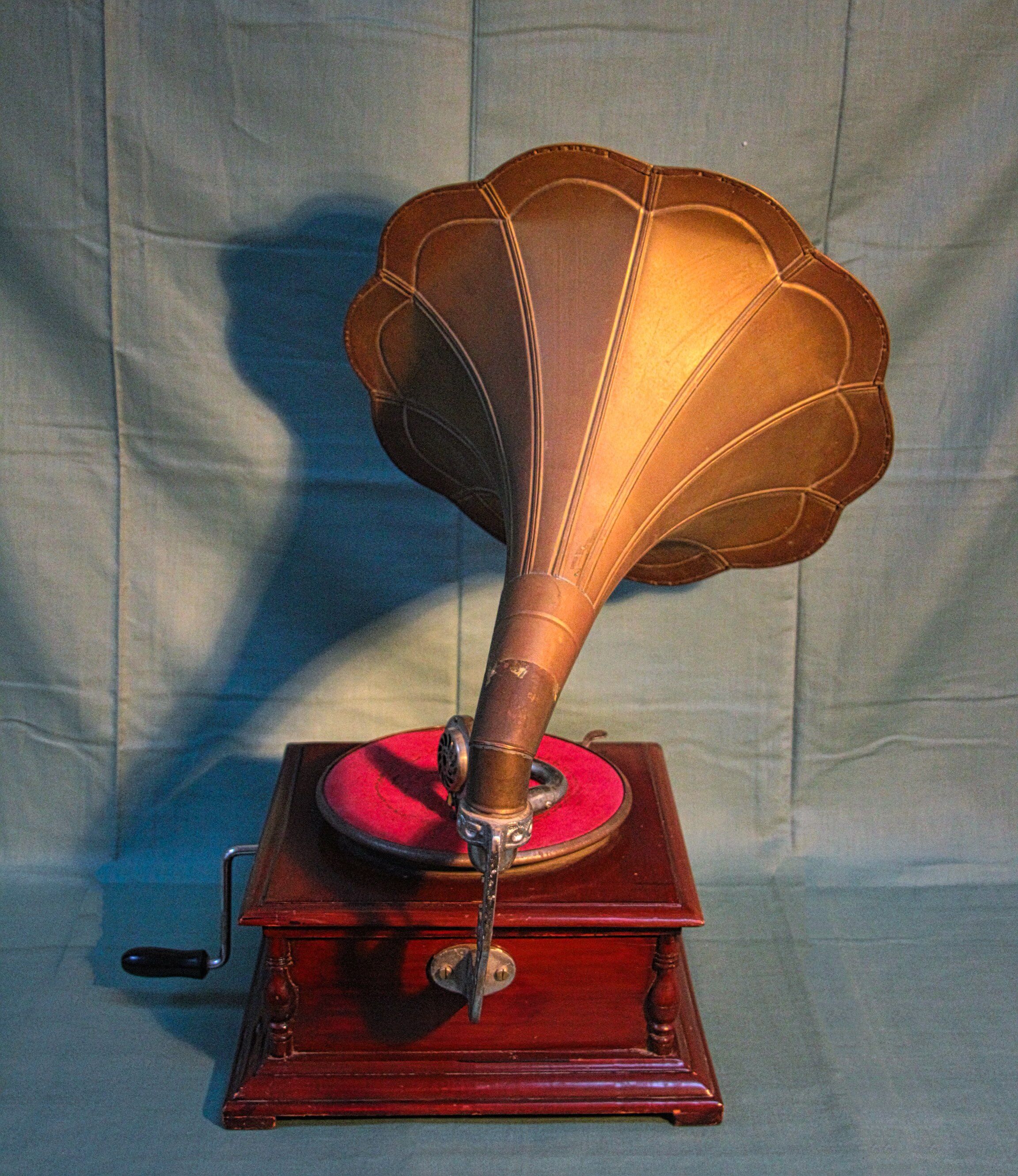 Gramophone phonograph old multi speed hornet copper vintage 1940