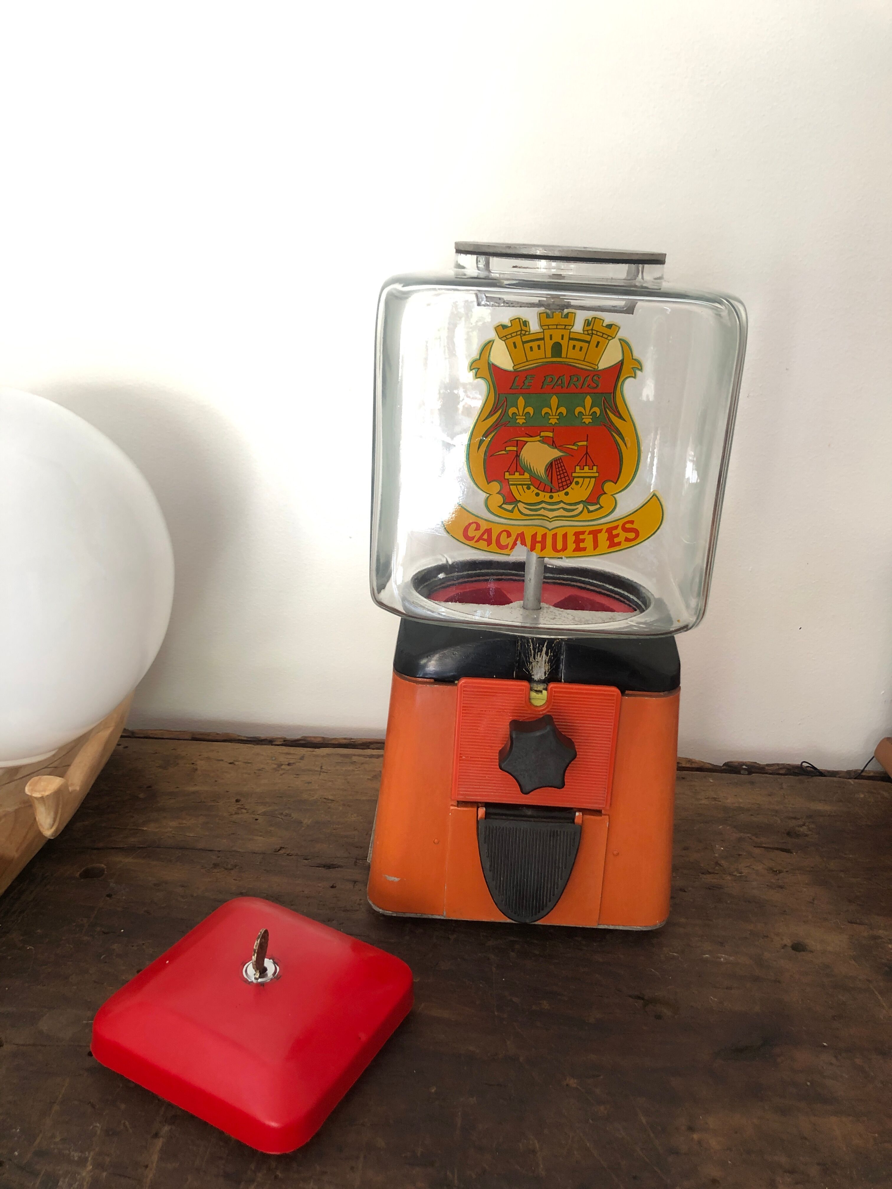 Distributor of peanuts