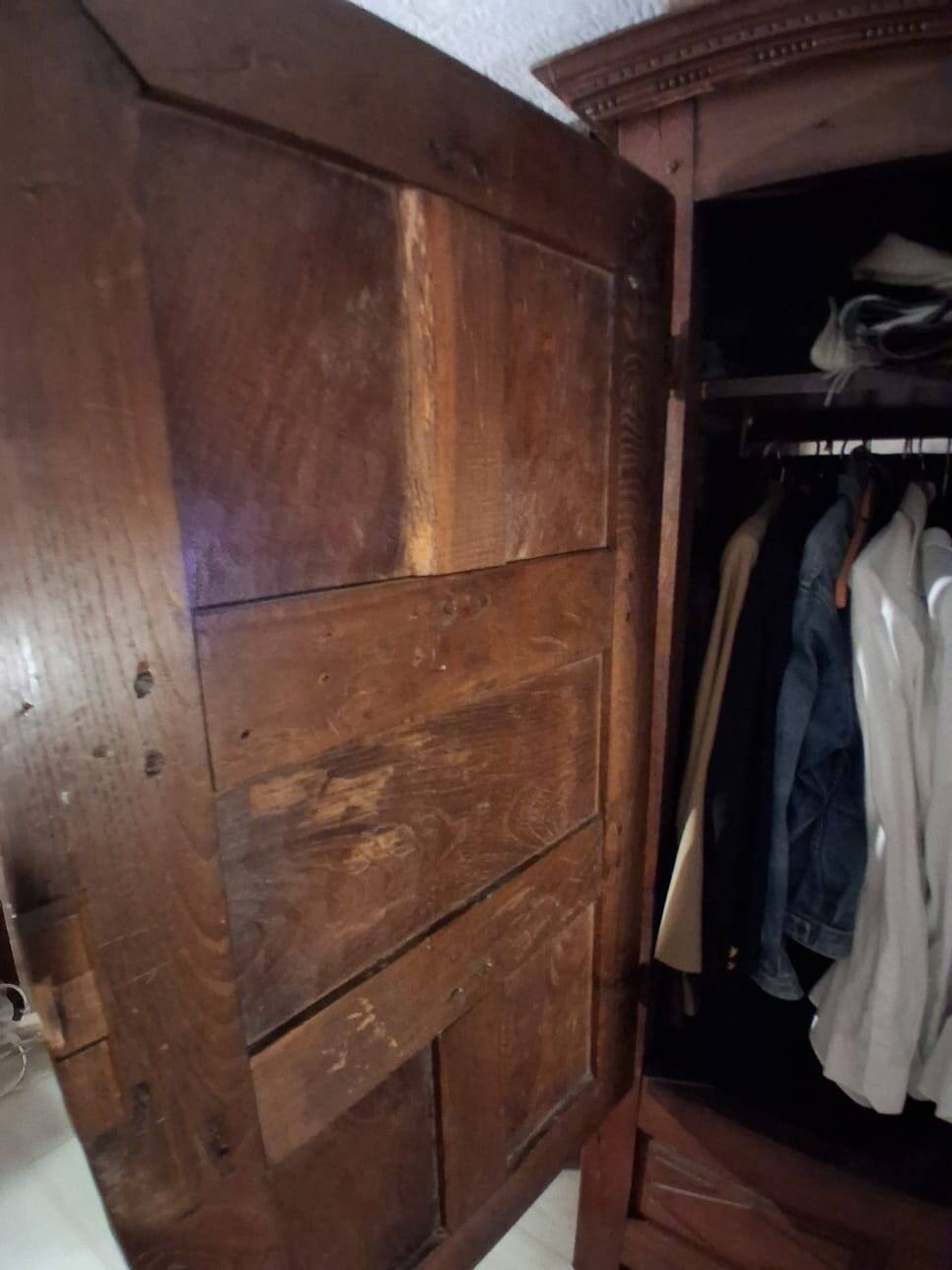 18th-century wardrobe, in walnut, minimalist style.