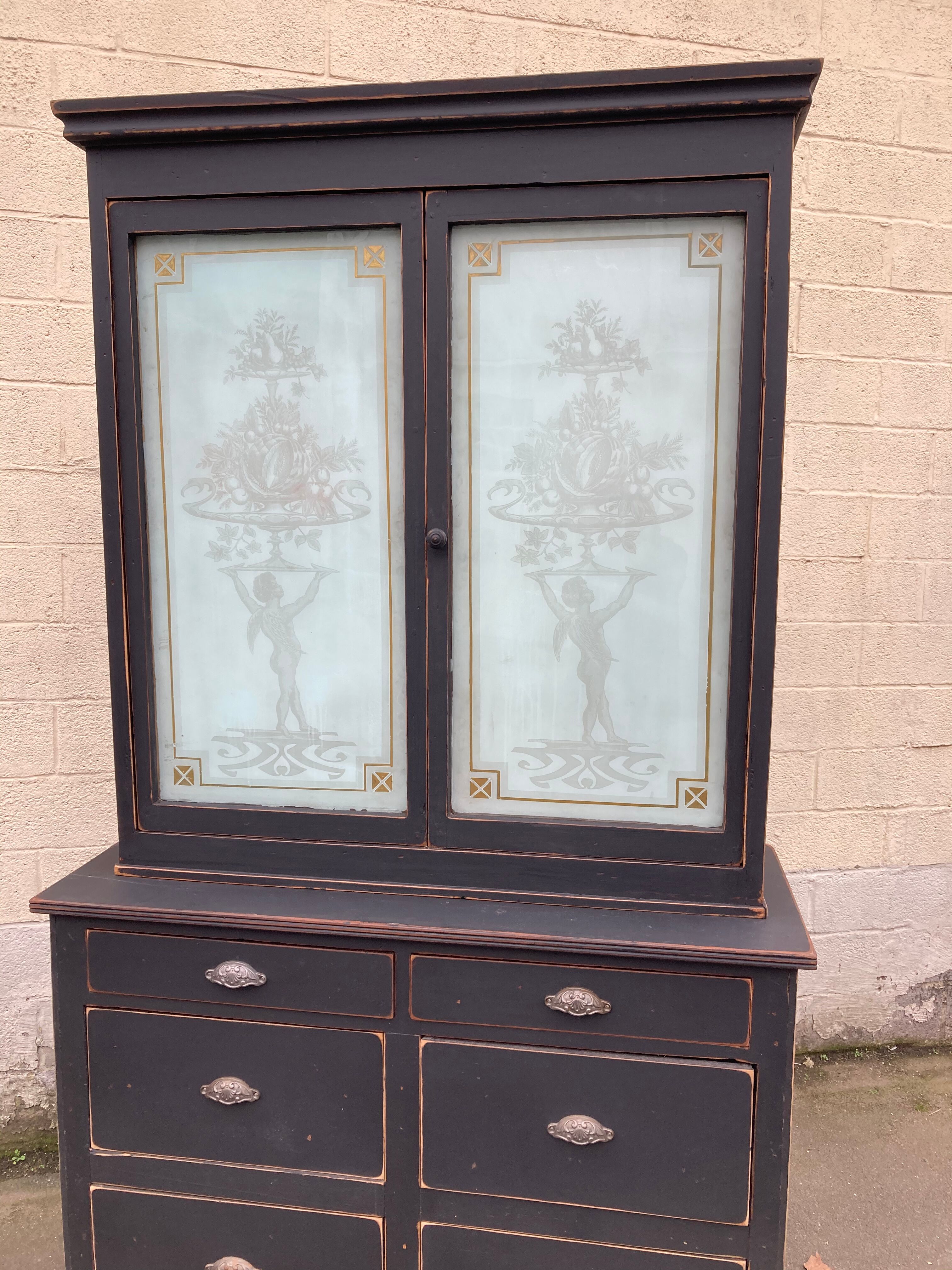 Meuble six tiroirs avec porte graver